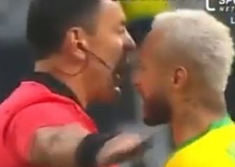 ¡Empujón! Los dos duros cruces entre Neymar y el juez Tobar