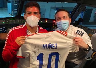 La espectacular historia de la foto viral de Marcelino en el avión de la Roja