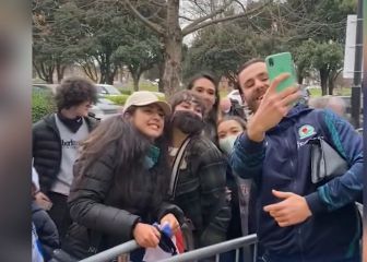 ¡Hasta se sacó una selfie! Así fue recibido Brereton en Inglaterra por hinchas chilenos