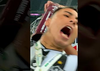 ¡Atentos a su cara! Edu Vargas sufrió divertida broma en Brasil