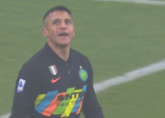¡Qué cerca! El palo impidió un golazo de Alexis en Italia