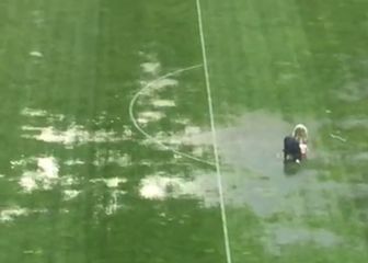 ¡A puro balde! La cancha está llena de pozas y en Bolivia lo solucionan así
