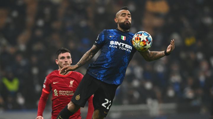 Vidal y Alexis sufrieron dura caída con el Inter en Champions League