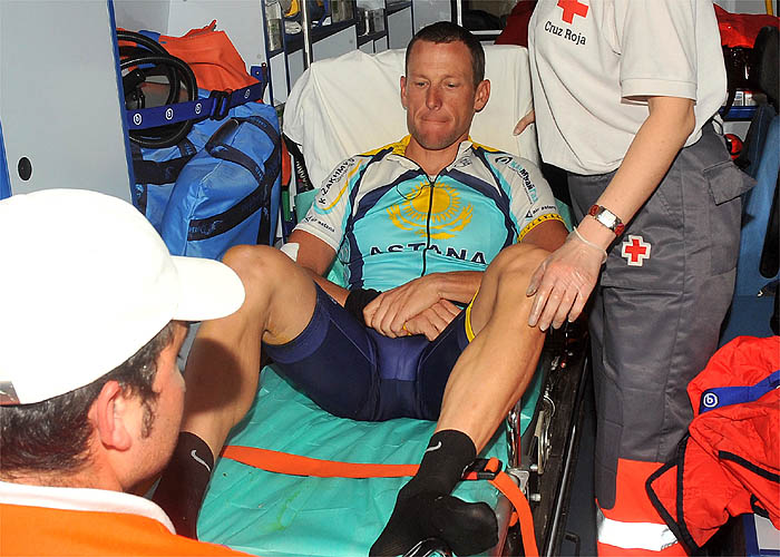 Armstrong se cae y sufre una fractura del tercio medio de la clavícula derecha