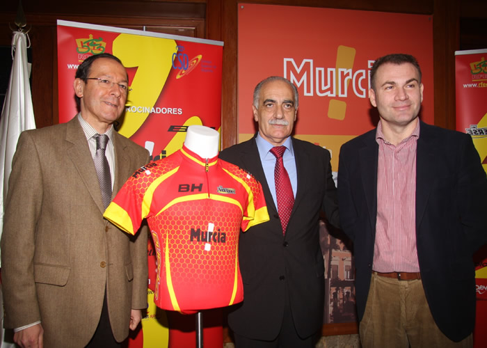 La selección española de ciclismo también llevará 'la roja'