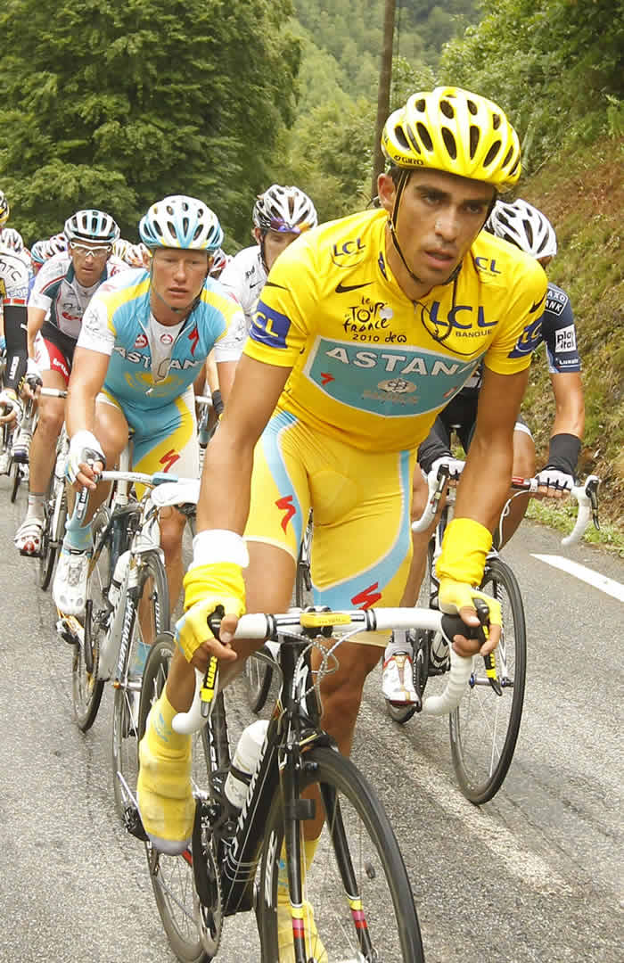 La UCI insta a la Federación a que sancione a Contador