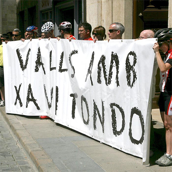 Centenares de personas homenajean a Xavi Tondo
