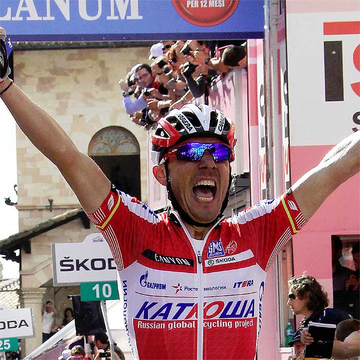 Purito Rodríguez se viste de rosa tras ganar la etapa