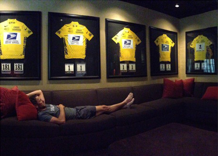 Armstrong presume en una foto en su twitter de sus 7 Tours