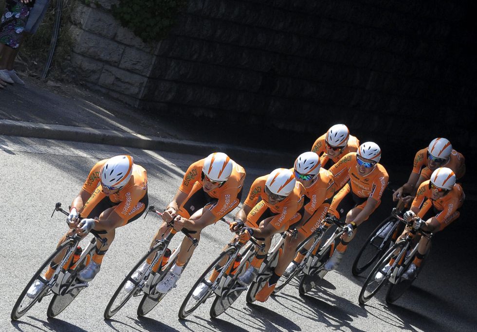 Велоспорт на велолайф. Euskaltel-Euskadi (Велокоманда). Пелотон в велогонке. Tour France Basque Euskaltel.