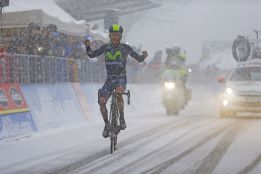 Nairo Quintana doma a Contador bajo la nieve del Terminillo