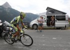 Contador se aleja del podio donde entra Valverde