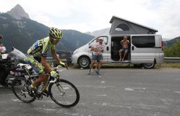 Valverde se sube al podio y Contador cede tiempo: 2:17