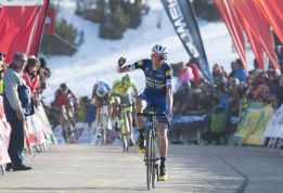 Martin se adelanta a Contador y Froome y gana en La Molina