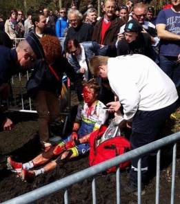 Brutal caída de Docker en Arenberg en la París-Roubaix