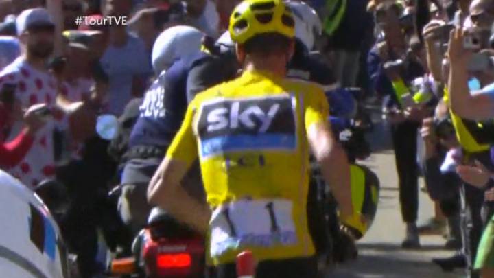 Froome y Porte chocaron con una moto de TV: el líder echó a correr