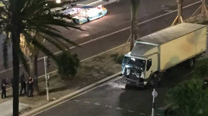 Foto del camión que cometió el atropello con víctimas en Niza