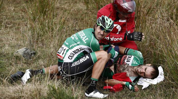 Lluís Mas sufre una luxación de cadera y dice adiós a la Vuelta