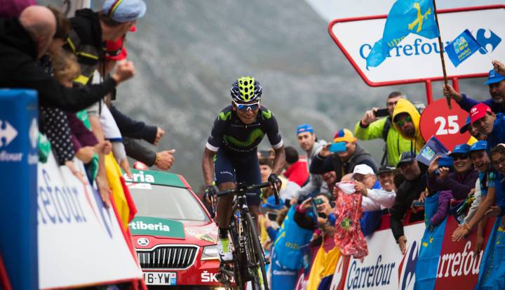 Nairo Quintana llegando el primero a la meta en los Lagos de Covadonga