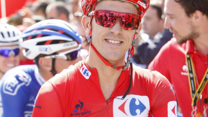 Rubén Fernández, que posa con el jersey de líder de la Vuelta a España, ha renovado con el Movistar hasta 2019.