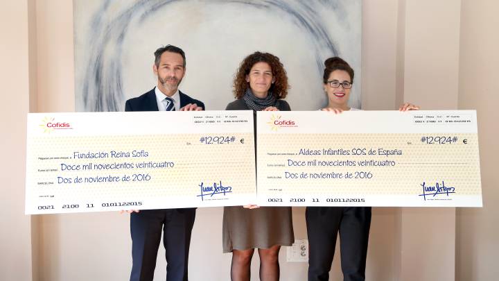 Cofidis entregó a Aldeas Infantiles y a la Fundación Reina Sofía dos cheques en los que repartieron los euros obtenidos durante la iniciativa "Pedalón Solidario" celebrado durante la pasada Vuelta a España.