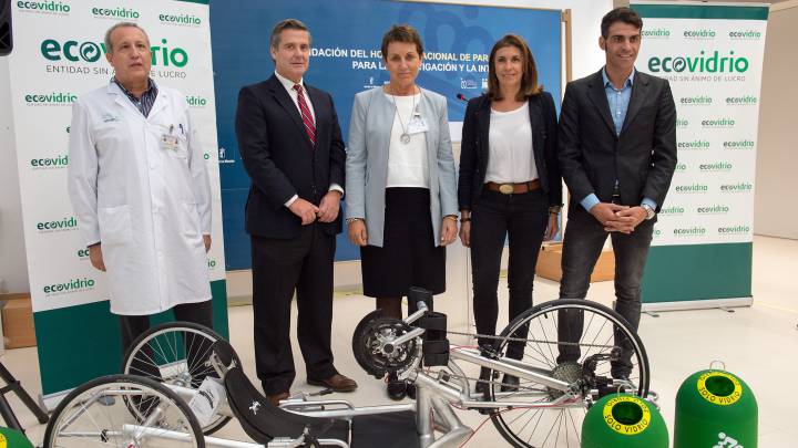 Ecovidrio dona una 'Handbike' a la Fundación de Parapléjicos