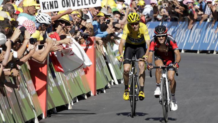 Richie Porte y Chris Froome llegan juntos a la meta en alto de Finhaut Eemosson en la decimoséptima etapa del Tour de Francia 2016.