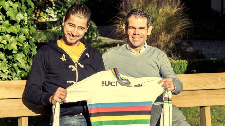 Peter Sagan posa con el maillot arcoiris de campeón del mundo junto a Ralph Denk, manager del equipo Bora-Argon. El ciclista eslovaco será la estrella del equipo Bora-Hansgrohe para la temporada 2017 en su debut en el UCI World Tour.