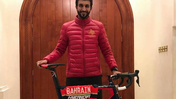 El príncipe Nasser Bin Hamad Al Khalifa posó con el maillot del Bahrain-Merida, de tonos rojizos, después de conocer que el equipo bahreiní ha sido incluido en la lista de 17 equipos del UCI World Tour.