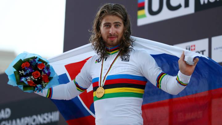 Peter Sagan posa con el maillot arcoiris y la bandera eslovaca en el podio tras proclamarse campeón del mundo en la prueba en ruta disputada en Doha.