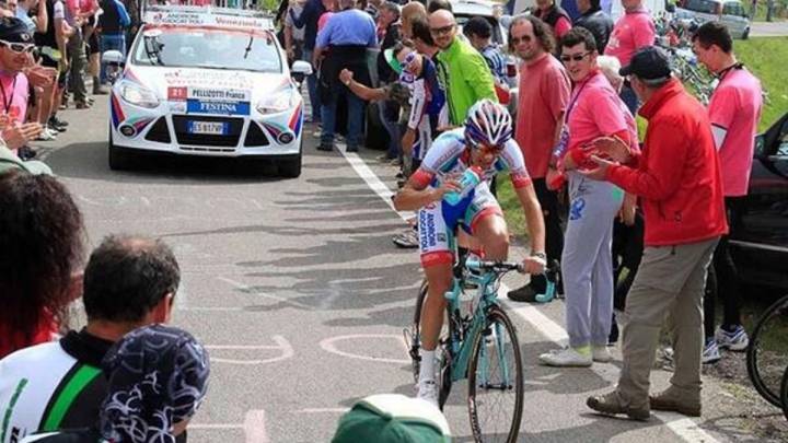 El ciclista italiano Franco Pellizotti, durante una etapa del Giro de Italia 2014 con el maillot del Androni Giocattoli.