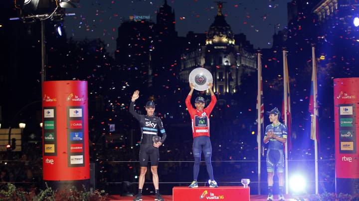 Nairo Quintana celebra su victoria en la general de la Vuelta a España 2016, acompañado en el podio por Chris Froome y por Esteban Chaves.