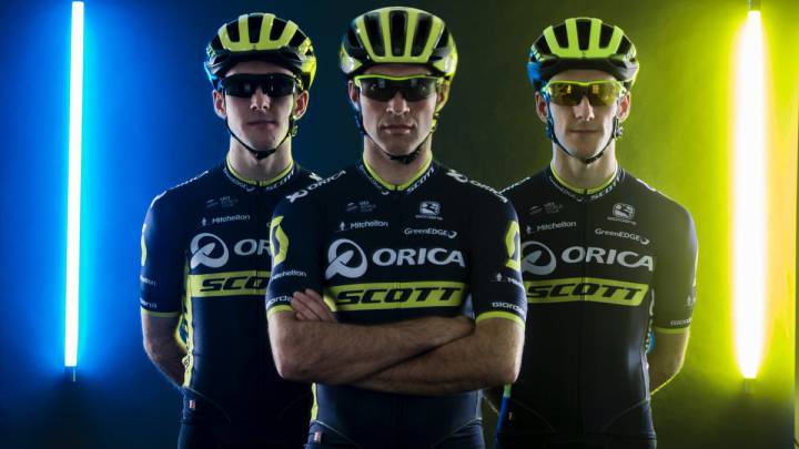 Varios ciclistas del Orica posan con el nuevo maillot  de la marca Giordana que el equipo ha presentado hoy, que mantiene el color azul oscuro junto a tonos color flúor, y que lleva el nombre del nuevo patrocinador: la marca de bicicletas Scott.