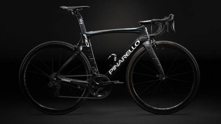 El equipo Sky presentó la Pinarello Dogma F10, la bicicleta con la que Chris Froome tratará de conquistar su cuarto Tour de Francia.