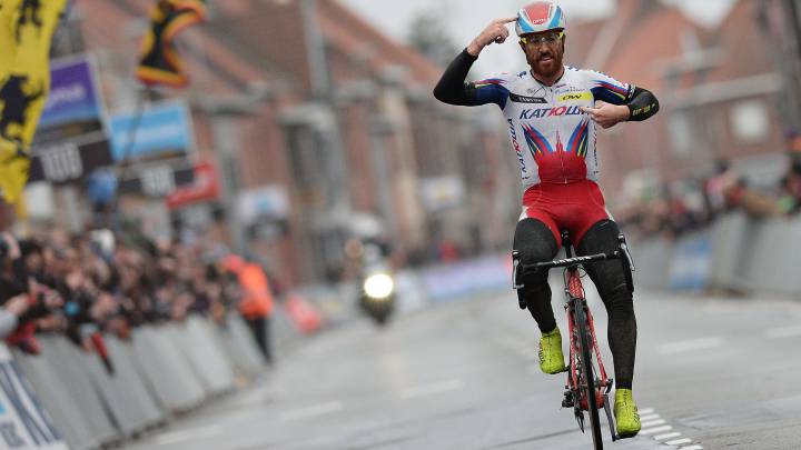 Luca Paolini, con el maillot del equipo Katusha celebra su victoria en la Gante-Wevelgem de 2015.