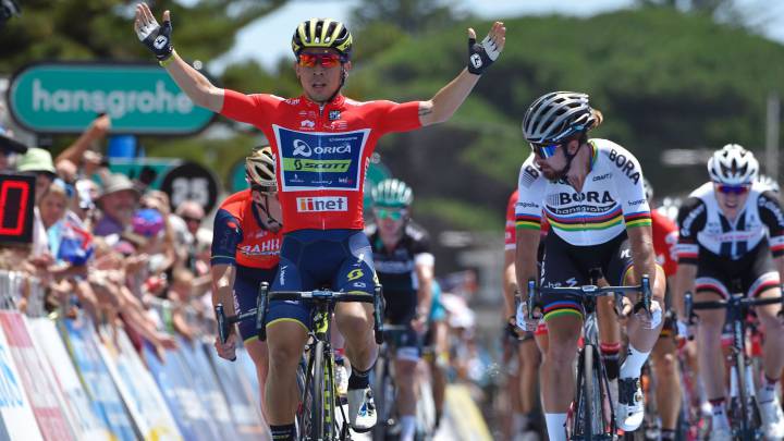 Caleb Ewan celebra su victoria al sprint en Victor Harbor en la tercera etapa del Tour Down por delante de Peter Sagan y Niccolo Bonifazio.