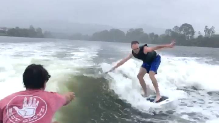 Chris Froome prepara su debut encima de una tabla de surf