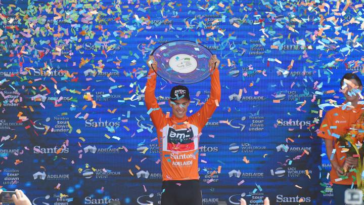 Richie Porte celebra su triunfo en la clasificación general del Tour Down Under, que le permitió colocarse como primer líder del ranking UCI World Tour.