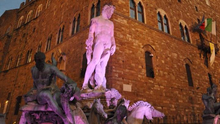 La Fuente de Neptuno de Florencia luce de color rosa a 100 días del inicio de la edición centenaria del Giro de Italia.