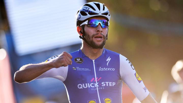 Fernando Gaviria festeja su victoria en la cuarta etapa de la Vuelta a San Juan.