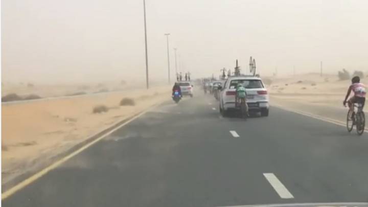 Imágenes de la tercera etapa del Tour de Dubai, en la que la tormenta de arena ocasionó algunas dificultades en el pelotón.