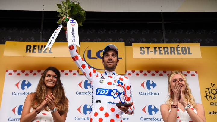 Thibaut Pinot posa en el podio con el maillot de la montaña tras la décima etapa del pasado Tour de Francia con final en Revel.