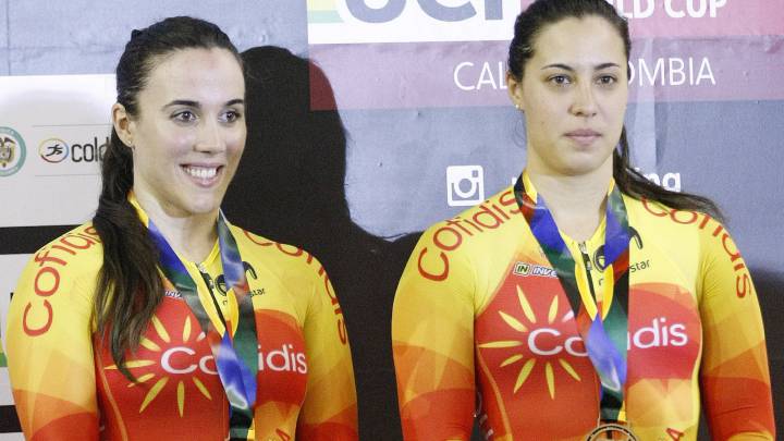 Helena Casas (i) y Tania Calvo (d) de España posan con la medalla de bronce de la persecución por equipos mujeres en la Copa Mundo de Ciclismo de Pista UCI Cali 2017 que se realiza en el Velódromo Alcides Nieto Patiño de Cali (Colombia). 