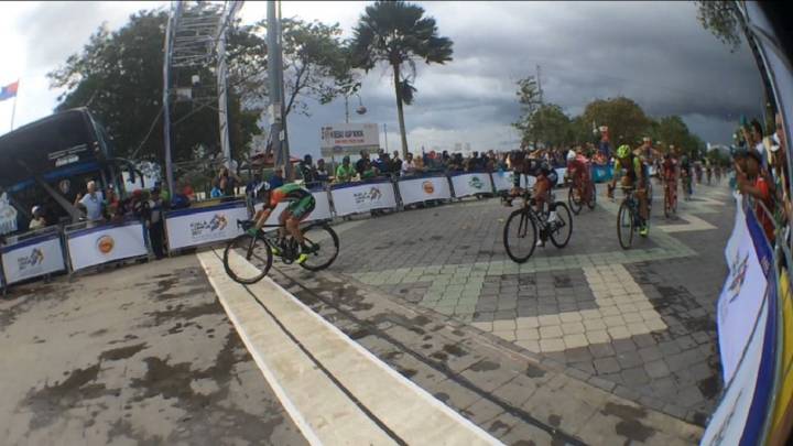 Enrico Brabin se impone en la llegada a Muar en la sexta etapa del Tour de Langkawi.