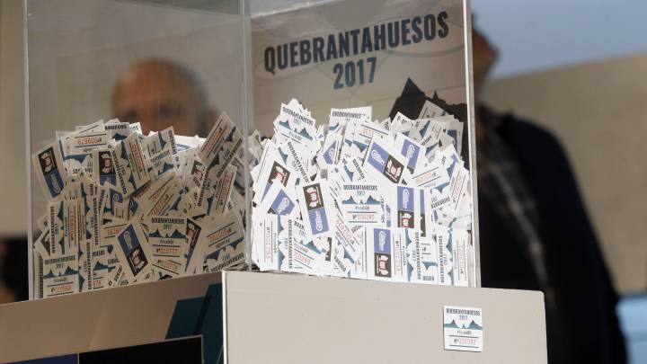 Imagen de las papeletas durante el sorteo de las plazas de inscripción de la carrera ciclista Quebrantahuesos.