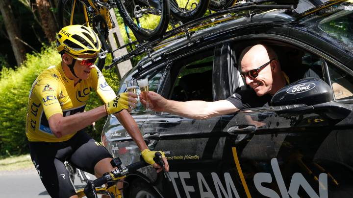 Chris Froome y el director del equipo Sky Sir Dave Brailsford brindan en la última etapa del Tour de Francia 2016 para celebrar el triunfo del ciclista británico en la ronda francesa.