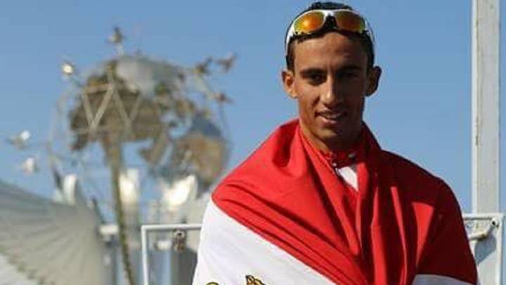 El ciclista Islam Nasser posa con la bandera de Egipto. Nasser falleció este lunes a los 22 años tras sufrir un infarto durante la disputa de los campeonatos africanos de ciclismo en pista.