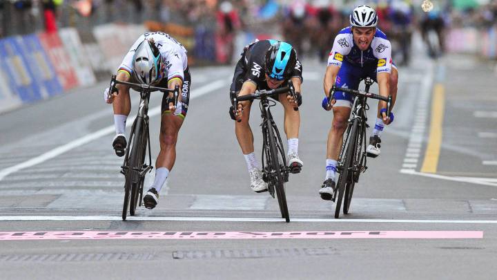Michal Kwiatkowski supera al sprint a Peter Sagan y Julian Alaphilippe para llevarse la victoria en la Milán-San Remo.