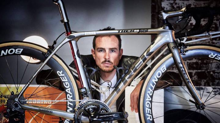 El ciclista alemán John Degenkolb posa con su nueva bicicleta Trek con tintes metalizados.
