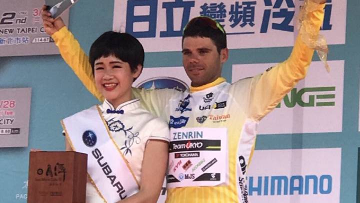 El ciclista español Benjamín Prades posa con el jersey de líder tras la disputa de la cuarta etapa del Tour de Taiwán.